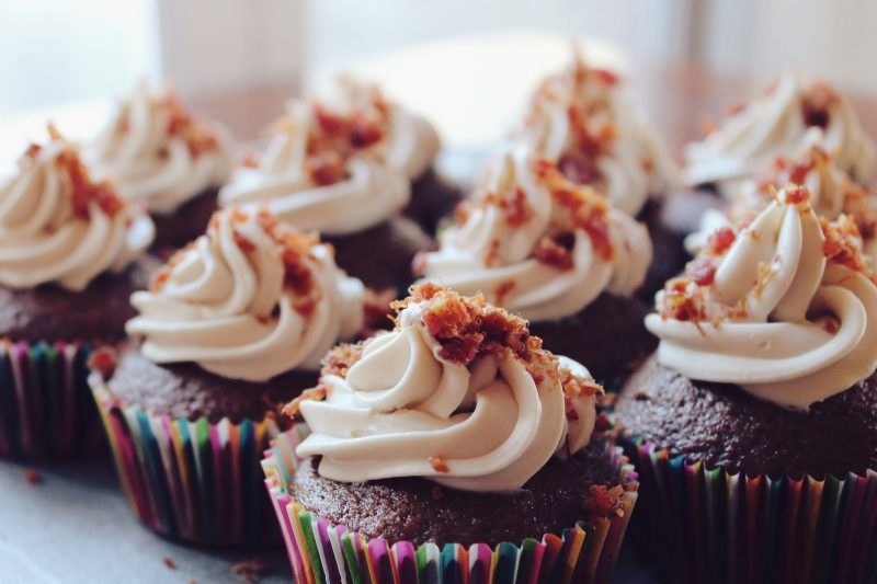 cupcakes with whiskey and butter cream father's day diys