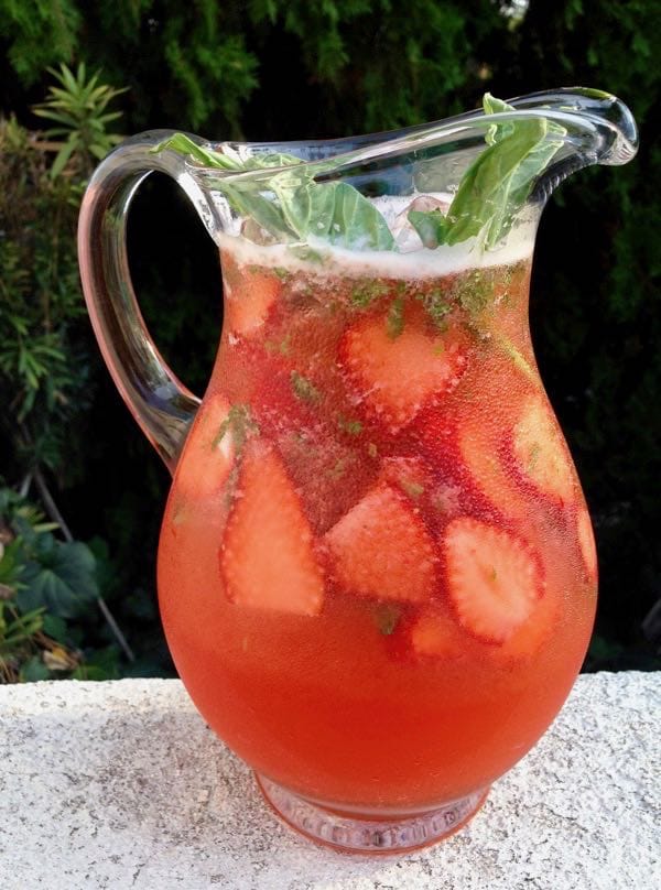 Easy-Strawberry-Basil-Lemonade