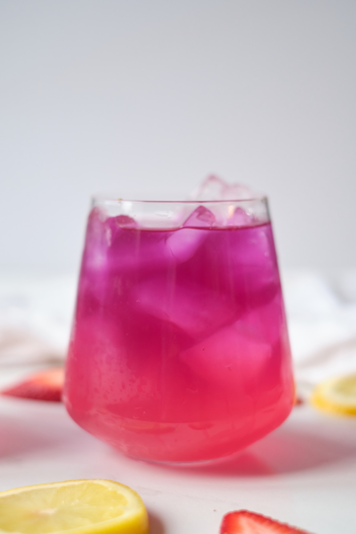 pouring the butterfly pea flower in the lemonade