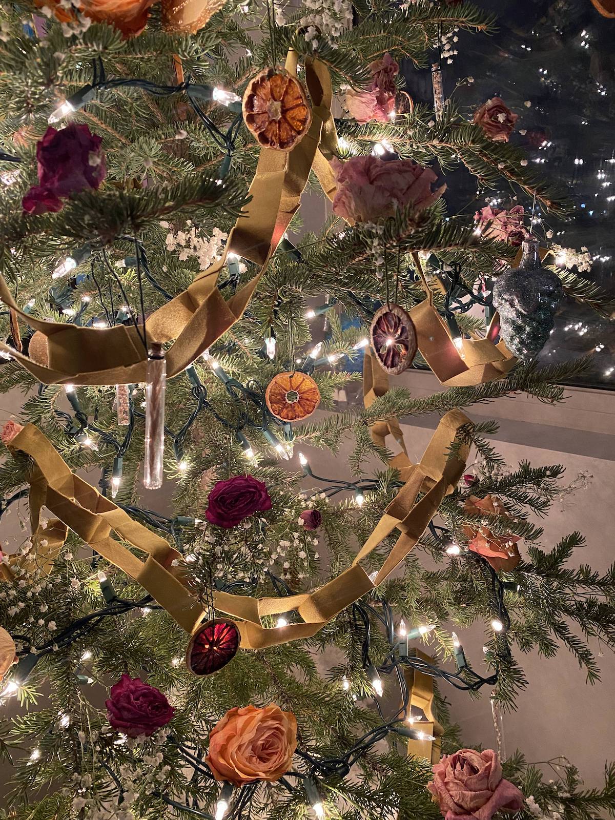 A Christmas tree with the velvet chain link garland, dried flowers and dried fruit