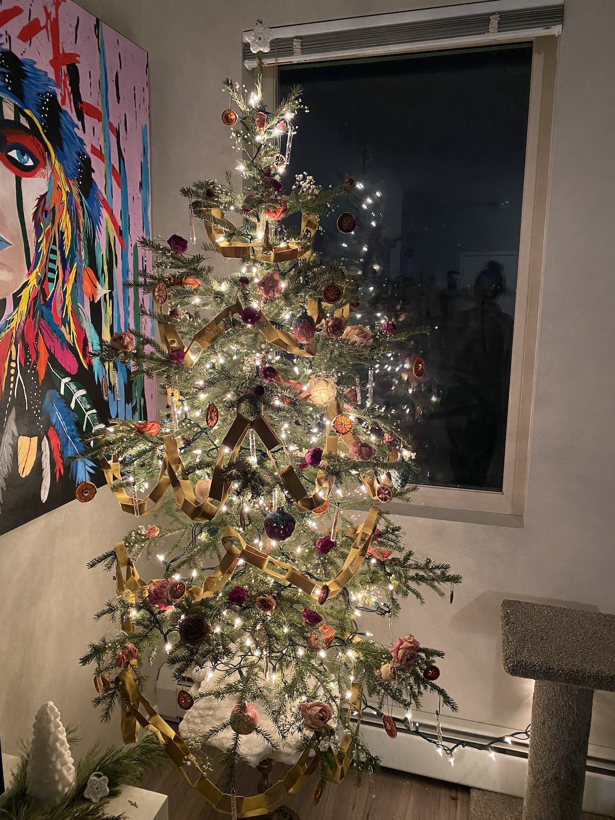 A Christmas tree with the velvet chain link garland, dried flowers and dried fruit