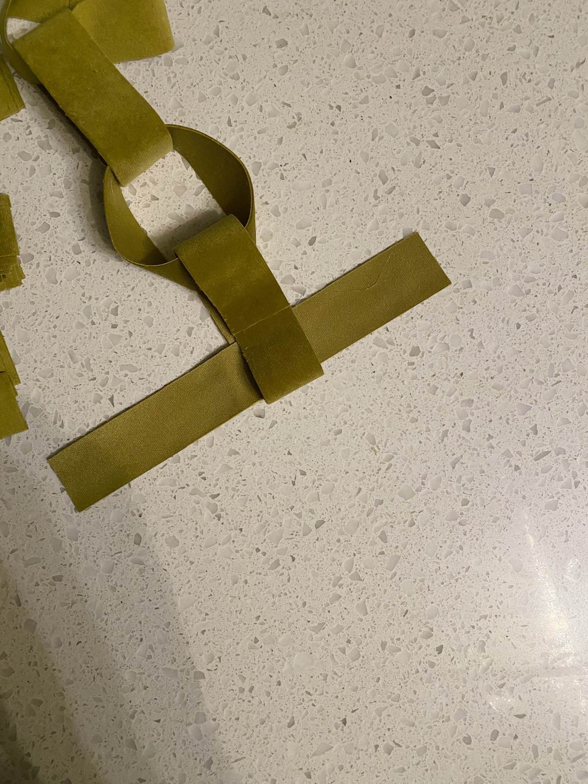 Assembly of a DIY velvet chainlink garland