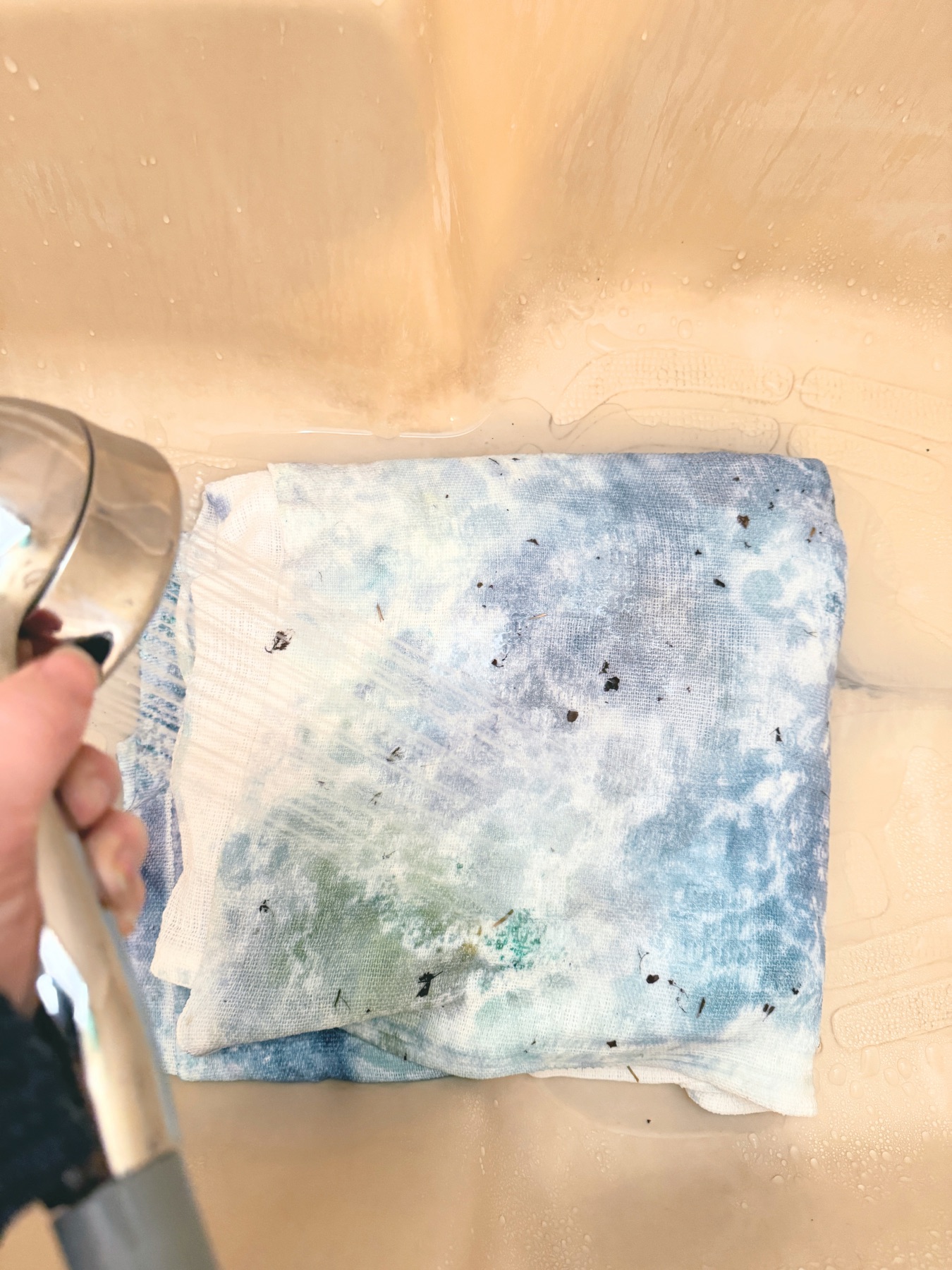 rinse the dye out of the blanket web
