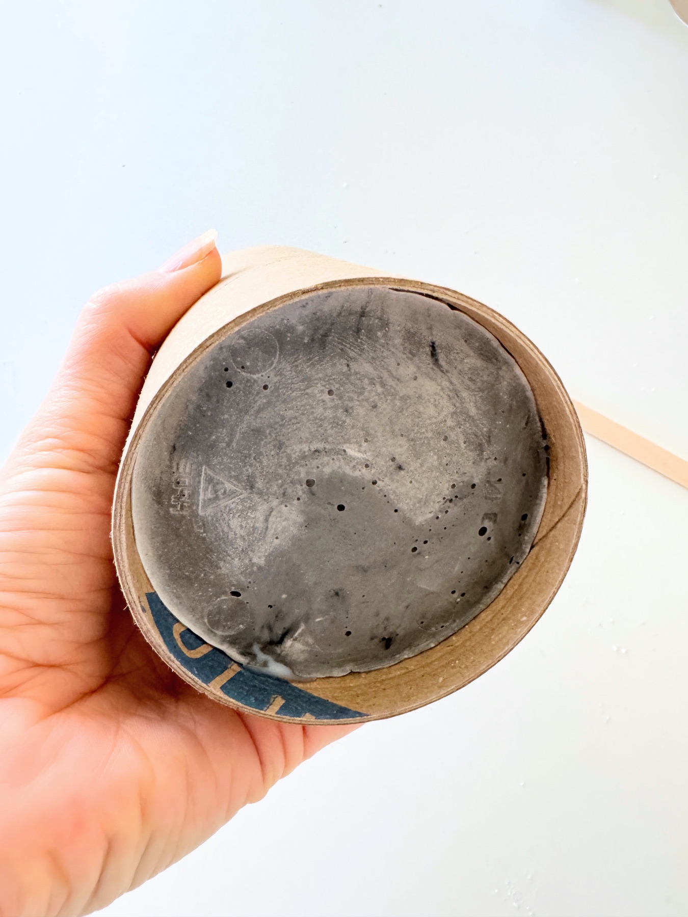 remove the concrete candle from the mold web