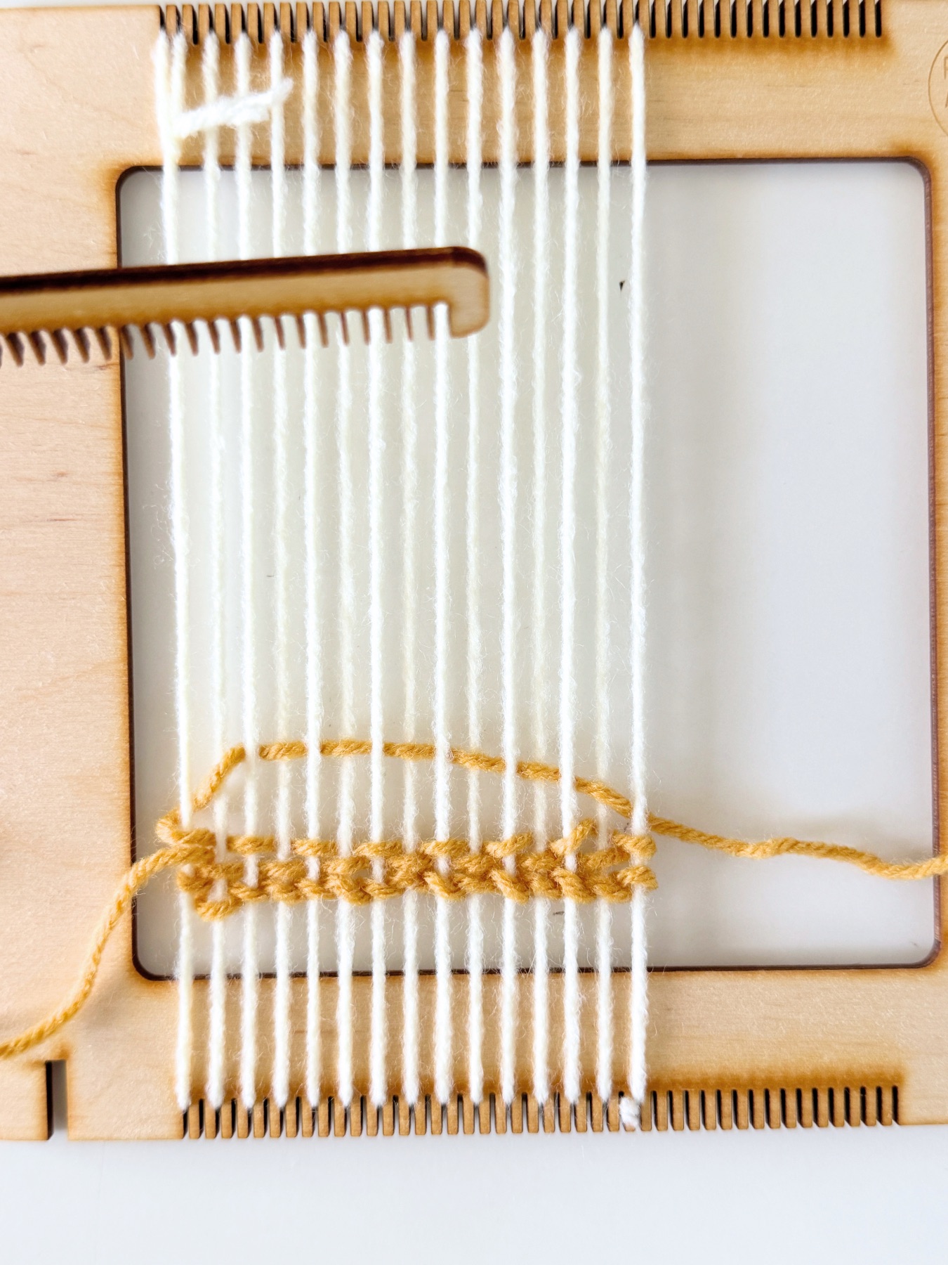 use a comb to place the yarn web